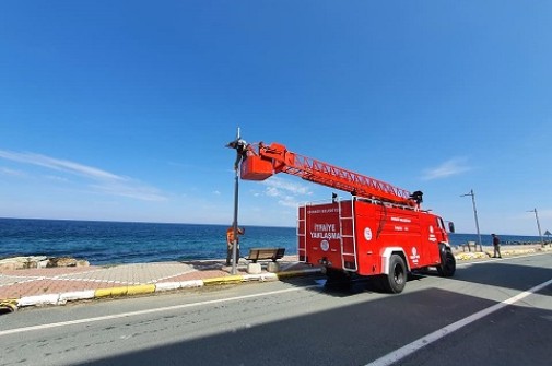 SAHİL YOLU DİREKLERİN BAKIMI YAPILMAKTA