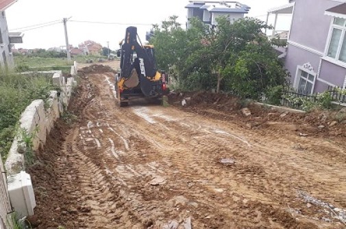 YOL ÇALIŞMALARI DEVAM ETMEKTE