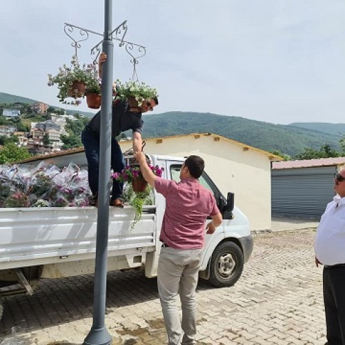 ESENKÖY ÇİÇEKLERLE DONATILIYOR